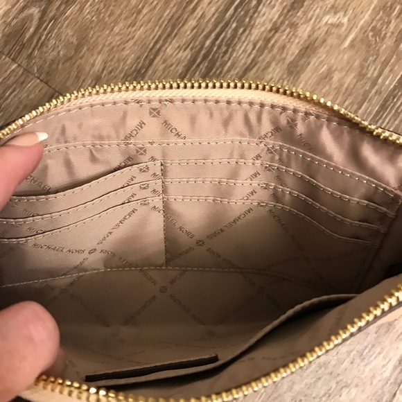 Michael Kors wristlet - Picture 3 of 4